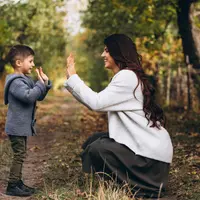 Di tengah dunia yang terus berubah dengan cepat, anak-anak dihadapkan pada berbagai pengaruh, tekanan sosial, dan pilihan hidup yang tidak selalu mudah. Karena itu, peran orang tua tidak hanya sebatas memenuhi kebutuhan fisik, tetapi juga membentuk karakter dan nilai hidup anak. (foto/dok: freepik/senivpetro)