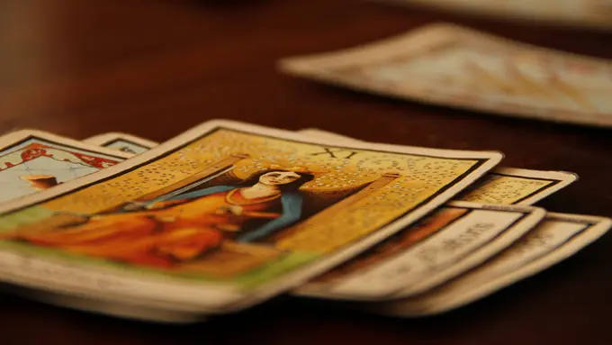 [Bintang] Tarot Hari Ini: The Sun, the Hanged Man, Queen of Cups