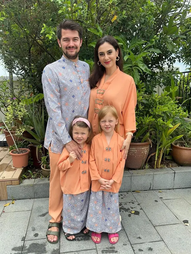 6 Gaya Menggemaskan Kedua Putri Marissa Nasution yang Punya Warna Mata Biru, Cantik dalam Balutan Kebaya hingga Dress