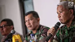 Kasubdispenum AU Letkol Sus M Yuris memberikan keterangan terkait penembakan perwira TNI AD, Letkol Dono Kuspriyanto di Makodam Jaya, Rabu (26/12). Hasil temuan sementara, Serda JR menembak Letkol Dono dalam kondisi mabuk. (Liputan6.com/Faizal Fanani)