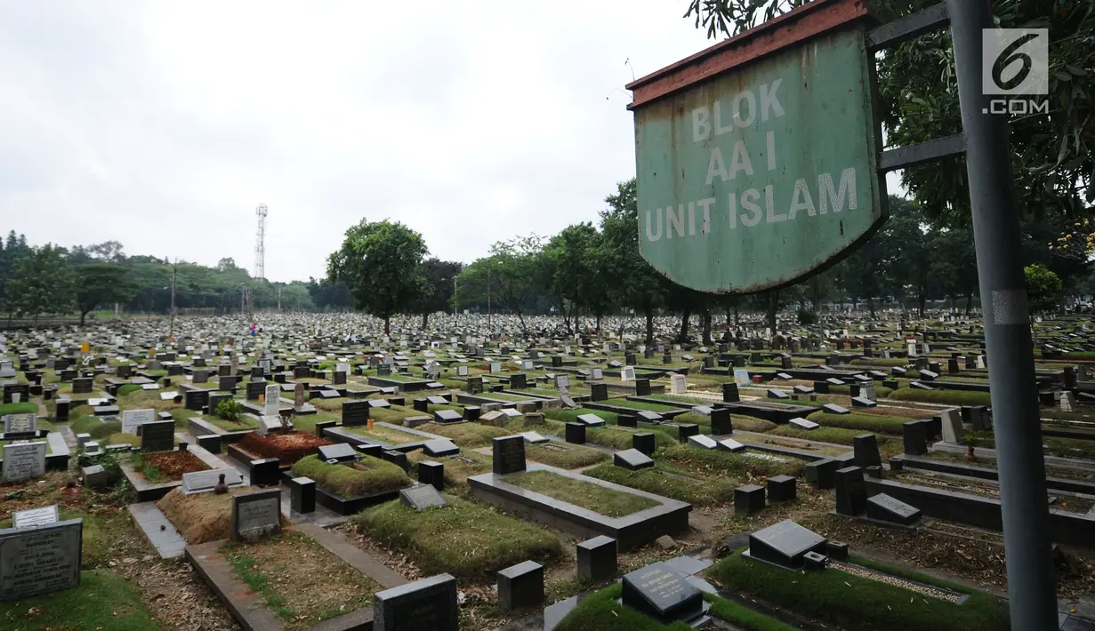 Suasana Tempat Pemakaman Umum Tanah Kusir, Jakarta, Selasa (29/8). Suku Dinas Kehutanan DKI Jakarta berencana memperluas area TPU Tanah Kusir sebesar 1,9 hektare. (Liputan6.com/Helmi Fithriansyah)