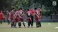 Pelatih Persija, Stefano Cugurra (tengah) memberi arahan pada timnya saat latihan jelang laga kedua Semifinal Zona Asia Tenggara Piala AFC 2018 melawan Home United di Lapangan A Kompleks GBK, Jakarta, Senin (14/5). (Liputan6.com/Helmi Fithriansyah)