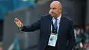 Stanislav Cherchesov. Ia dipecat pada 9 Juli lalu atas hasil buruk Rusia di Euro 2020. Rusia yang diprediksi mampu menjadi kuda hitam, menempati posisi juru kunci Grup B dengan mengoleksi satu kemenangan, di bawah Finlandia yang berstatus debutan. (Foto: AFP/Pool/Jonathan Nackstrand)