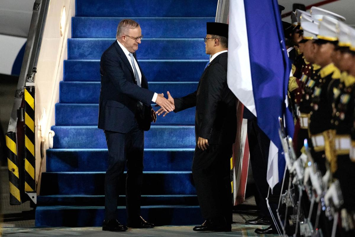 FOTO: PM Australia Anthony Albanese Tiba di Jakarta Disambut Menlu dan Menteri Investasi