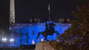 Cahaya warna biru menerangi Gedung Putih untuk menandai Hari Kesadaran Autisme Sedunia atau World Autism Awareness Day, di Washington, DC, Minggu (2/4). Tanggal 2 April adalah Hari Kesadaran Autisme Sedunia. (SAUL LOEB / AFP)