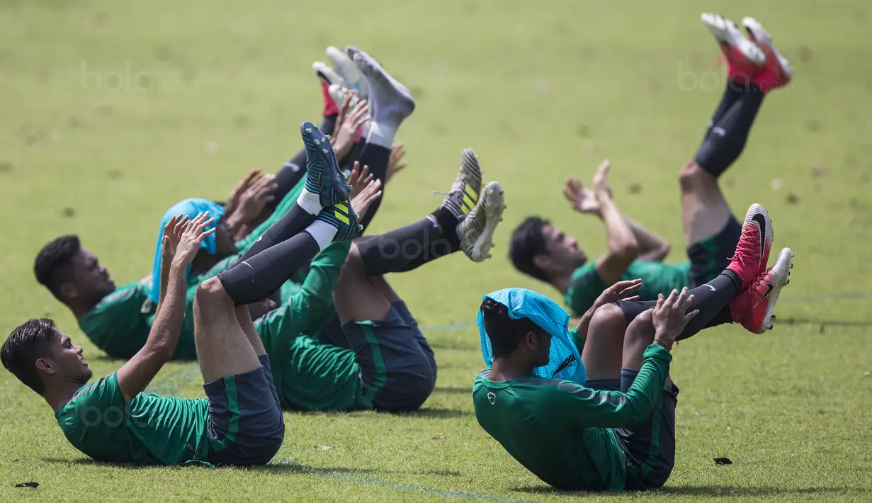Para pemain Timnas Indonesia U-22 melakukan pendinginan saat latihan di Lapangan SPH Karawaci, Banten, Selasa (8/8/2017). Latihan dilakukan sebagai persiapan jelang SEA Games 2017 Malaysia. (Bola.com/Vitalis Yogi Trisna)