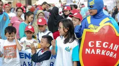 Seorang pria berkostum Kapten BNN dan sejumlah anak mengadakan aksi Hari Anak Nasional di Bundaran HI, Jakarta, Minggu (2/8/2015). Mereka mengajak anak-anak Indonesia untuk menjauhi narkoba. (Liputan6.com/Faizal Fanani)