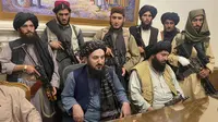 Pejuang Taliban menguasai Istana Kepresidenan Afghanistan di Kabul, Afghanistan, Minggu (15/8/2021). Para diplomat Amerika Serikat telah dipulangkan dari kkedutaan mereka di Afghanistan. (AP Photo/Zabi Karimi)