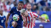 Pemain Prancis William Saliba berebut bola dengan pemain Praaguay  Julio Enciso aat pertandingan sepak bola babak 16 besar Piala Dunia di Philadelphia, Sabtu (04/07/2026). (AP Photo/Matt Slocum)