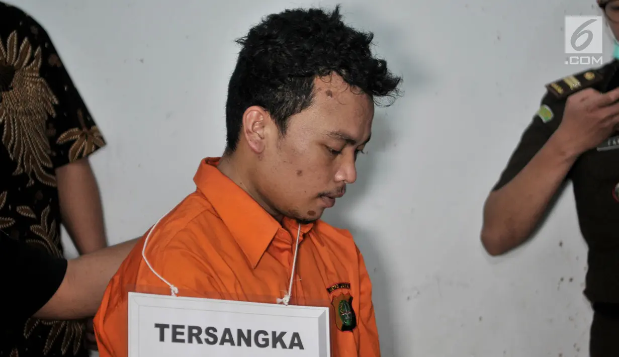 Tersangka Haris Simamora melakukan adegan rekonstruksi pembunuhan keluarga Diperum Nainggolan di Jalan Bojong Nangka, Bekasi, Rabu (21/11). Tersangka pembunuhan satu keluarga di Bekasi itu menjalani 37 adegan rekonstruksi. (Merdeka.com/Iqbal S. Nugroho)