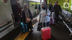 Sejumlah penumpang Kereta Api Jarak Jauh Argo Merbabu berjalan keluar setibanya di Stasiun Gambir, Jakarta, Selasa (16/4/2024). (Liputan6.com/Angga Yuniar)