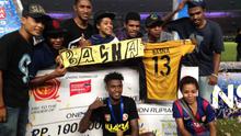 Bek tengah Mitra Kukar, Rudolof Yanto Basna bersama sanak saudara usai membawa Mitra Kukar menjadi juara Piala Jenderal Sudirman. (Bola.com/Tengku Sufiyanto)