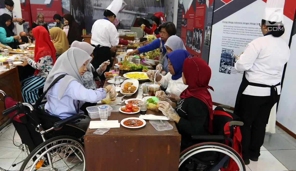 Komunitas penyandang disabilitas, down syndrome, dan rungu wicara mengikuti program kreativitas menghias Bekal Nusantara di Museum Naskah Proklamasi, Jakarta, Sabtu (14/9/2019). Kegiatan ini untuk menjadi wadah kreativitas sekaligus edukasi sejarah-sejarah proklamasi. (Liputan6.com/JohanTallo)