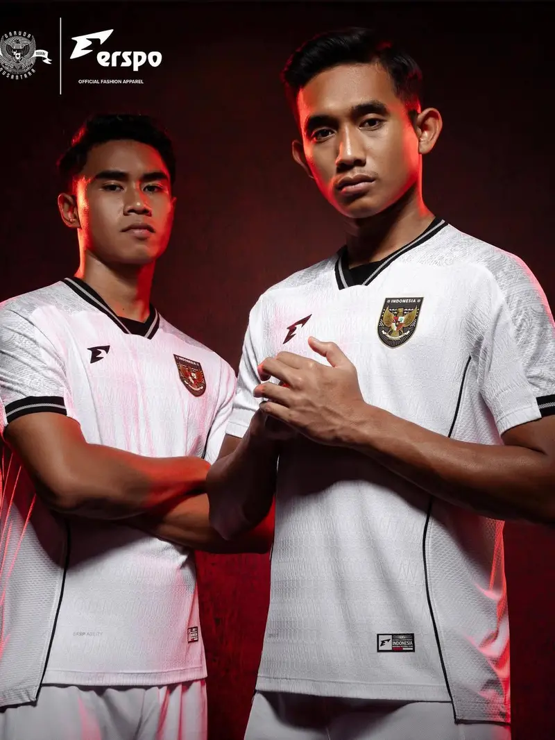 3 Detail di Jersey Away Anyar Timnas Indonesia: Flamboyan dengan Perpaduan Putih - Hitam, Plus Corak Batik dan Kain Tenun - Indonesia Bola.com