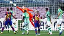 Kiper Barcelona, Marc-Andre ter Stegen, berusaha menghalau bola saat pertandingan melawan Real Betis pada laga La Liga di Stadion Camp Nou, Sabtu (7/11/2020). Barca menang dengan skor 5-2.(AP/Joan Monfort)