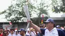 Menteri PPN/Kepala Bappenas Bambang Brodjonegoro  membawa Obor Asian Games 2018 untuk di arak berkeliling Jakarta Barat.(Liputan6.com/  Herman Zakharia)