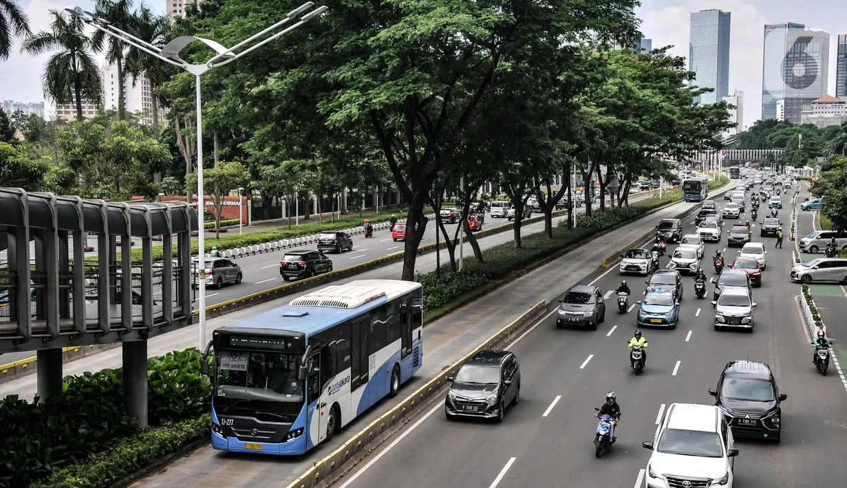 Bus Transjakarta saat melintas di Jalan Jenderal Sudirman, Senayan, Jakarta Pusat, Senin (12/9/2022). PT Transjakarta mulai hari ini kembali memperpanjang jam operasional layanan menjadi 24 jam yang berlaku di 13 koridor. Kepala Divisi Sekretaris Perusahaan Transjakarta Anang Rizkani Noor mengatakan, kebijakan ini diberlakukan untuk melayani masyarakat yang masih beraktivitas hingga larut malam. (merdeka.com/Iqbal S. Nugroho)