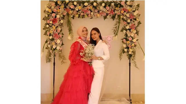 Citra Kirana mengenakan gaun merah menyala bak ratu.