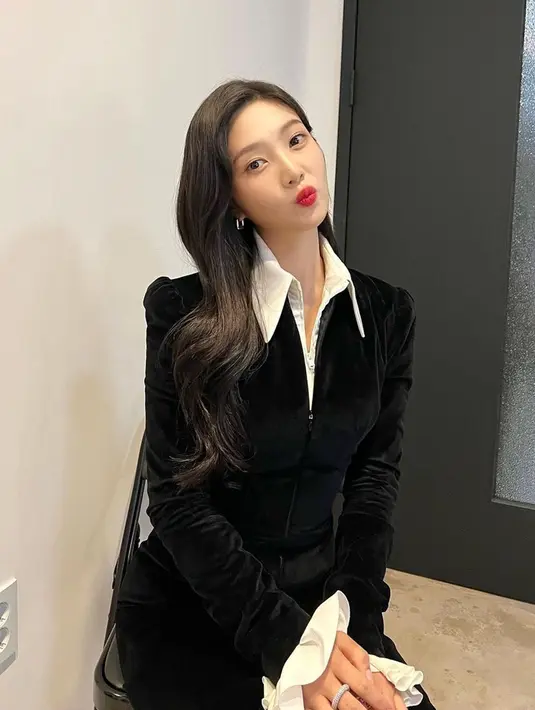 Joy tampil mengenakan pakaian formal untuk sebuah acara. Rambut panjangnya dibuat bergelombang membuatnya terlihat semakin cantik. (Instagram/@_imyour_joy)