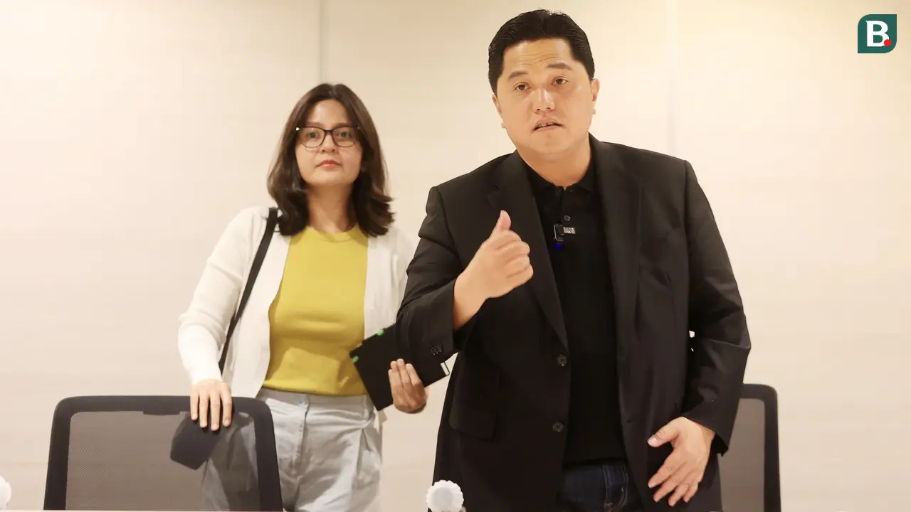 Foto: Pesona Ratu Tisha saat Mendampingi Erick Thohir Jumpa Pers