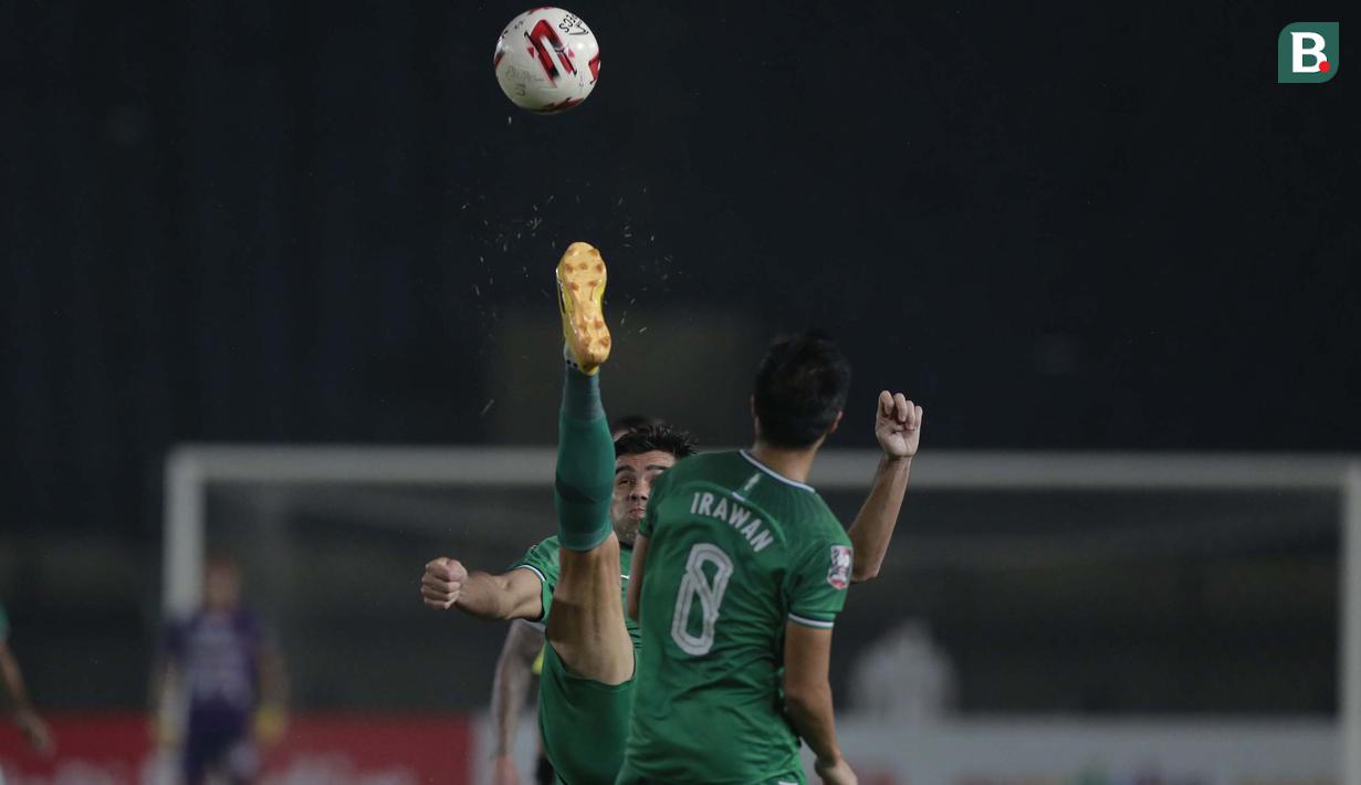 Bek PSS Sleman, Fabiano Beltrame (kiri) menghalau bola saat melawan Bali United dalam laga perempatfinal Piala Menpora 2021 di Stadion Si Jalak Harupat, Bandung, Senin (12/4/2021). PSS Sleman menang 4-2 melalui adu penalti. (Bola.com/Ikhwan Yanuar)