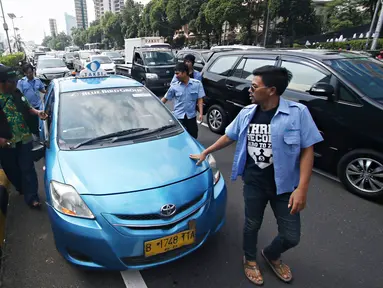 Sopir taksi melakukan aksi sweeping di tol dalam kota, Mampang, Jakarta, Selasa (22/3). Sweeping tersebut dilakukan terhadap sesama sopir taksi yang masih mengangkut penumpang pada aksi mogok bersama. (Liputan6.com/Immanuel Antonius)