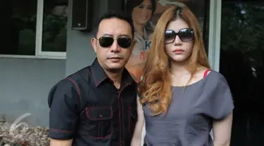 Sonny Tulung dan kekasihnya Cindy usai melapor di Sentra Pelayanan Kepolisian (SPK) Polda Metro Jaya, Jakarta, (12/04). Kekasish Sony Tulung melaporkan pria berinisial TJD atas kasus dugaan perbuatan tidak menyenangkan. (Liputan6.com/Herman Zakharia)