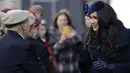 Duchess of Sussex Meghan Markle menyapa sejumlah veteran perang saat menghadiri Field of Remembrance di Westminster Abbey di London, Inggris (7/11/2019). (AFP Photo/Tolga Akmen)