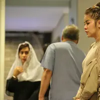 Kabar duka datang dari Olla Ramlan dan Cynthia Ramlan. Lantaran sang ayah, Muhammad Ramlan, meninggal dunia pada hari Senin (4/6/2018) sekitar pukul 18.05 WIB di Rumah Sakit Pondok Indah, Jakarta Selatan. (Adrian Putra/Bintang.com)