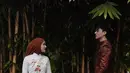 Dinda Hauw dan Rey Mbayang pilih Cheongsam dan Changsan sebagai busana Lebaran tahun ini. Dinda padukan cheongsam panjang bordir bunga dengan celana cokelat gelap dan hijab. Sedangkan Rey Mbayang kompak bersama kedua putranya dengan Changsan cokelat metalik dan celana putih [@dindahw]