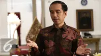  Presiden RI Joko Widodo menjawab pertanyaan saat wawancara khusus di Istana Merdeka, Jakarta Pusat, Jumat (16/10/2015). (Liputan6.com/Immanuel Antonius)