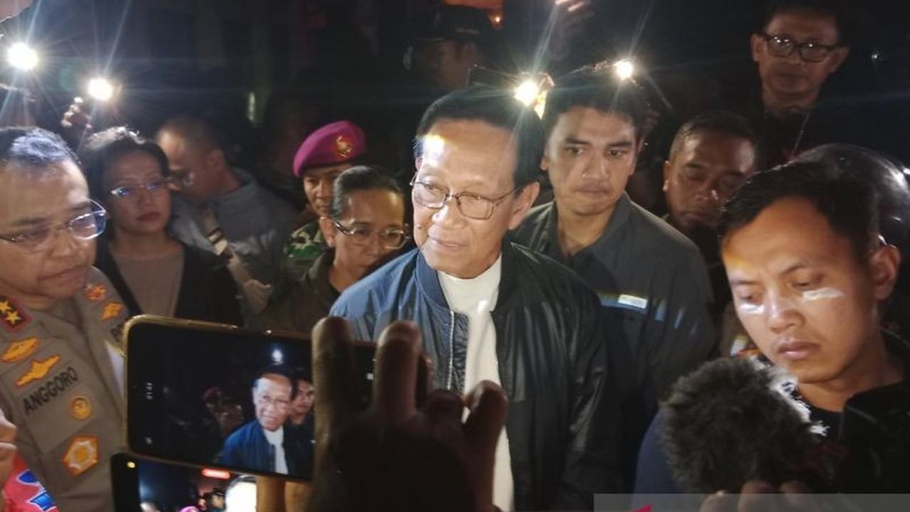 Momen Langka: Sultan Yogyakarta Temui Demonstran di Tengah Malam, Serukan Demokrasi Damai dan Bebaskan Tahanan