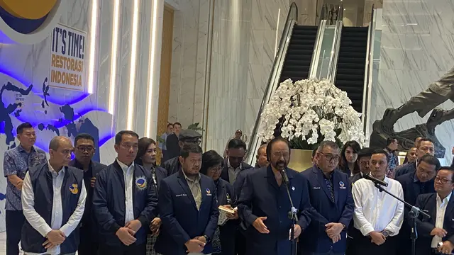 Ketua Umum Partai NasDem Surya Paloh bersama jajaran saat jumpa pers di Kantor DPP Partai NasDem Jakarta, Rabu (17/5/2023).