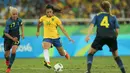 Pemain Brasil Beatriz (tengah) saat menendang bola ke gawang Swedia pada Olimpiade Rio 2016,Brasil, (6/8). Selain dikaruniai olah bola yang bagus, para pemain Brasil kali ini juga dikaruniai wajah yang rupawan. (REUTERS / Gonzalo Fuentes)
