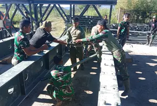 TNI Bangun Jembatan di Aceh