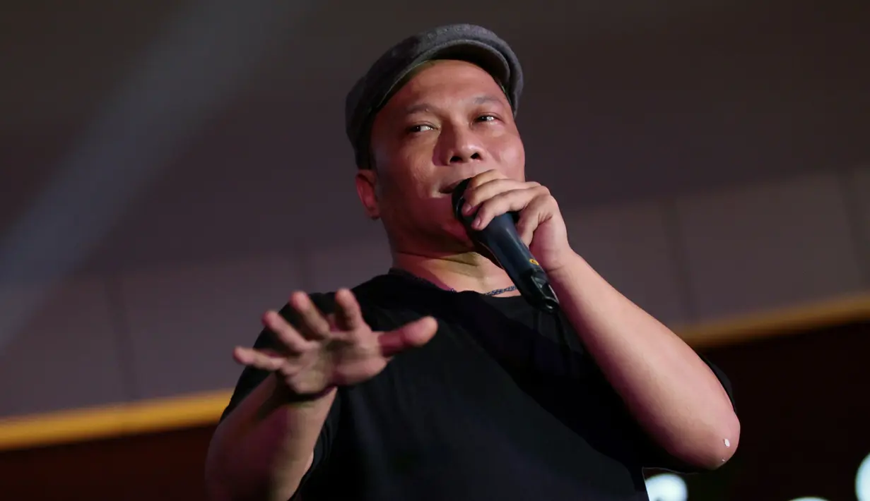  "Konser 3 Generasi good, asik, keren. Tiap generasi pasti punya karakter dan suara masing-masing. Disatuin dan kita disini walaupun beda tapi kita bisa berkarya bersama-sama," kata Iwa K usai tampil di Konser 3 Generasi. (Adrian Putra/Bintang.com)