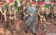 VIDEO: Gagah Hadiri HUT Kopassus, Prabowo Diserbu Warga Beri Pesan Hangat Ke Anak-Anak