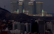 FOTO: Badai Dahsyat Hantam Arab Saudi,  Hotel Ikonik Fairmont Makkah Clock Royal Tower Sampai Disambar Petir Menakutkan