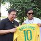 Menko Perekonomian Airlangga Hartarto bersama Ronaldinho