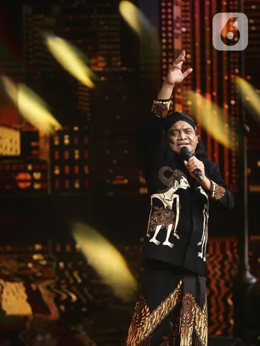 Penampilan penyanyi campursari Didi Kempot dalam Shopee 12.12 Birthday Sale di kawasan Kebon Jeruk, Jakarta, Kamis (12/12/2019). Pria yang dijuluki The Godfather of Broken Heart tersebut membawakan lagu Pamer Bojo, Sewu Kutho, Bayu Langit, dan lain-lain. (Fimela.com/Bambang E. Ros)