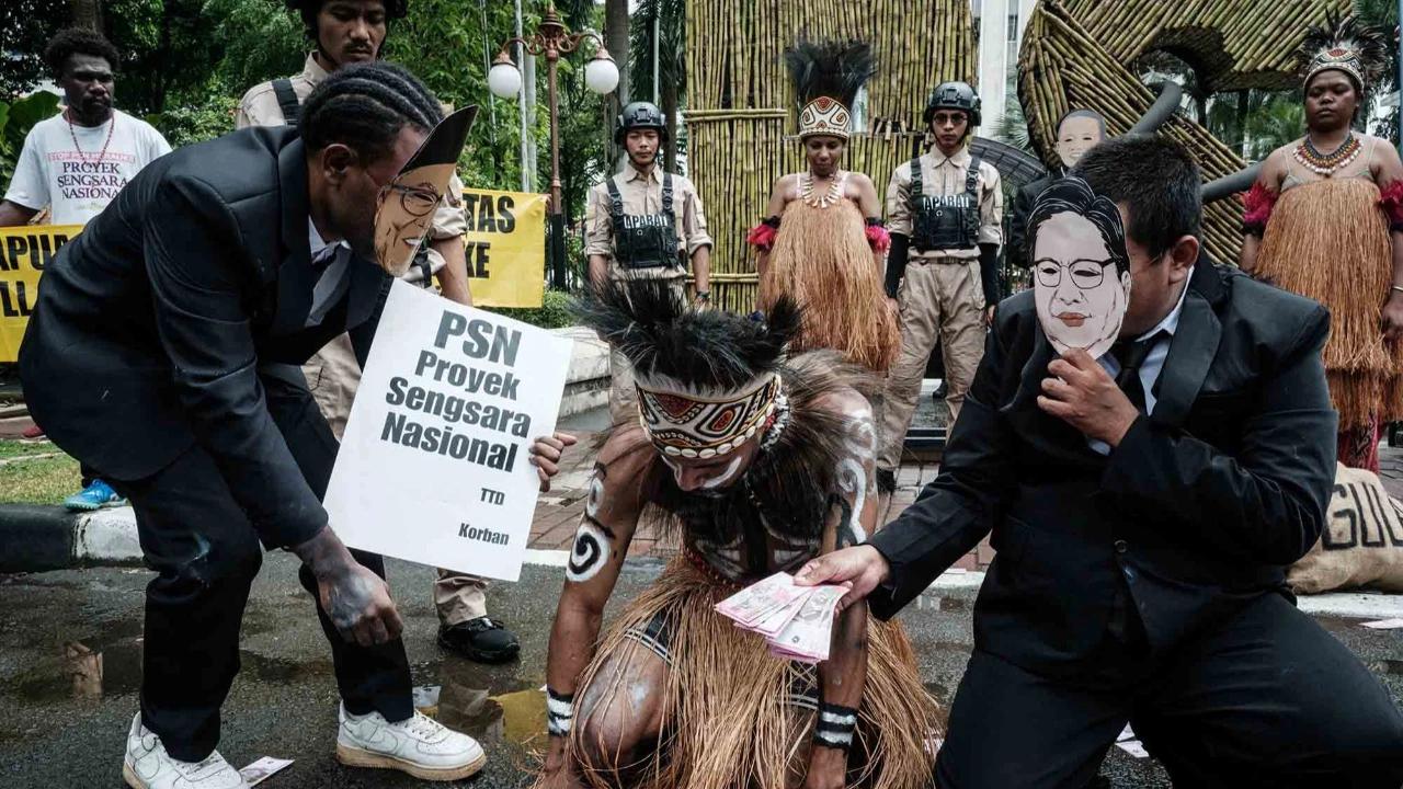 FOTO: Aksi Greenpeace Soroti Dampak Proyek Tebu di Merauke  Isi berita: