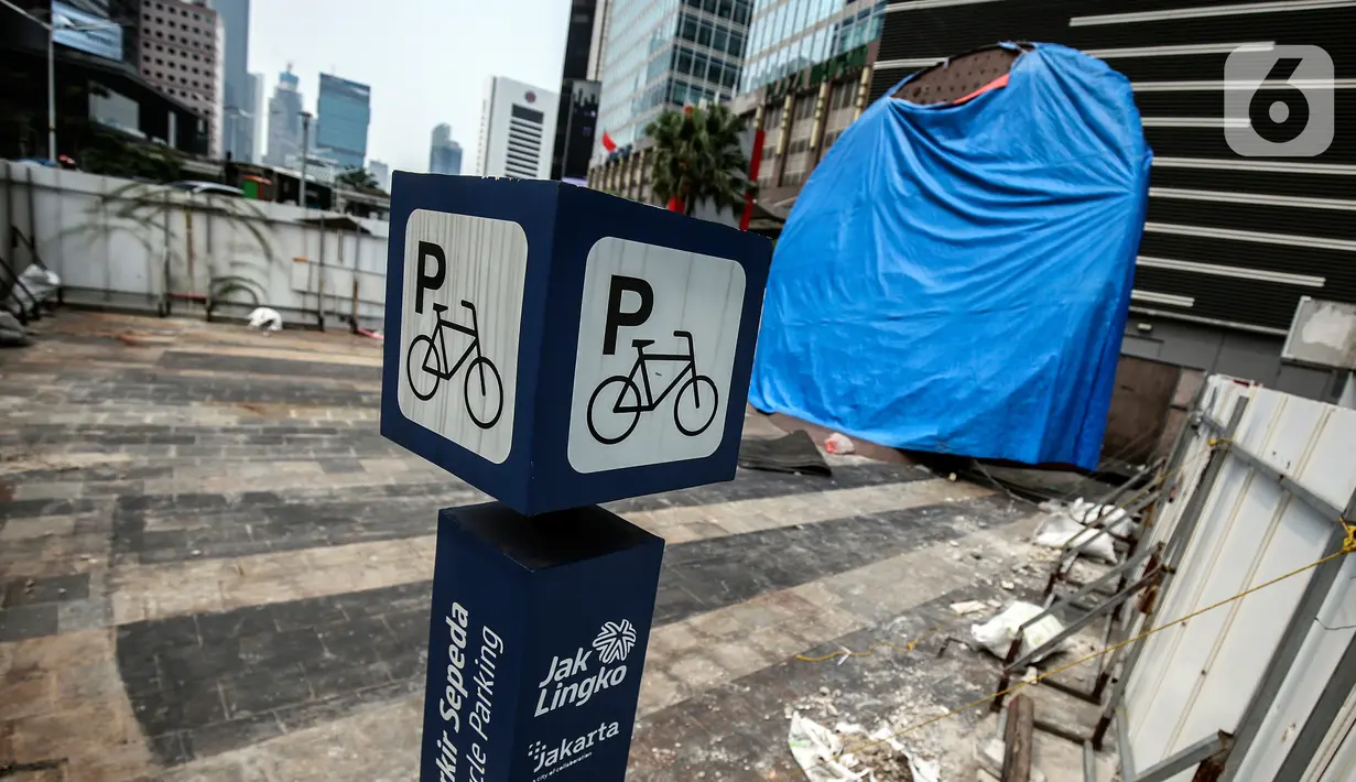 Suasana Proyek Pembangunan tugu sepeda di Jalan Jenderal Sudirman, Jakarta, Rabu (30/3/2022). Tugu yang dulu sempat boming dan digembar-gemborkan kini terlihat terhenti pengerjaannya dan hanya ditutup terpal. (Liputa6.com/Johan Tallo)