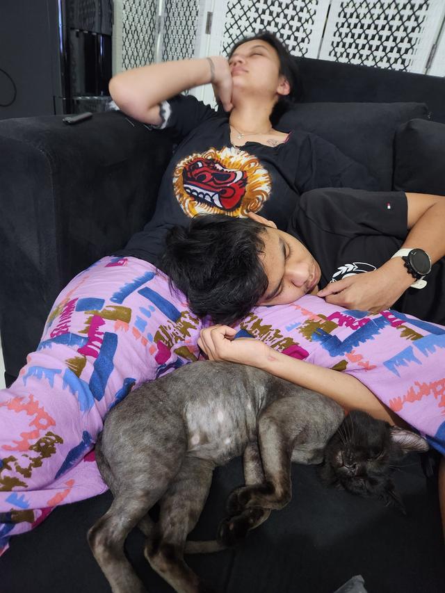 David Ozora dan Kucing Hitam yang Tak Lain Hewan Peliharaan Kesayangannya. Rupaya, Kucing Hitam Menggemaskan Ini Punya Kisah yang Mirip dengan David Latumahina, Pernah Sama-Sama Dirawat Selama 2 Bulan di ICU (twitter.com/seeksixsuck)