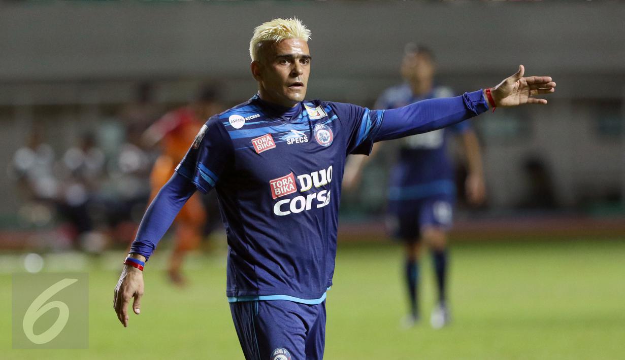 Pemain Arema FC, Cristian Gonzales saat berlaga melawan PBFC di final Piala Presiden 2017 di Stadion Pakansari, Minggu (12/3). Cristian Gonzales meraih gelar pencetak gol terbanyak dengan 11 gol. (Liputan6.com/Helmi Fithriansyah)