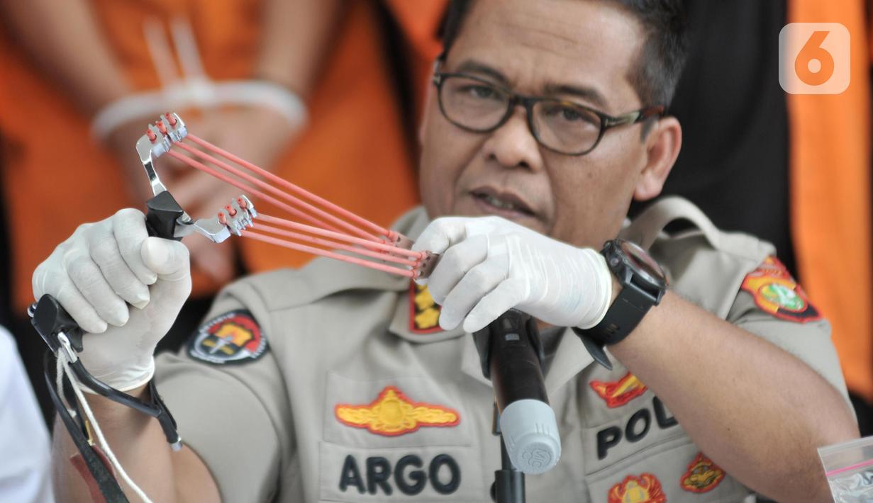 Kabid Humas Polda Metro Jaya Kombes Pol Argo Yuwono menunjukkan barang bukti ketapel saat rilis pengungkapan rencana tindak kejahatan dalam pelantikan presiden dan wakil presiden di Mapolda Metro Jaya, Jakarta, Senin (21/10/2019). Polisi menyita puluhan ketapel. (merdeka.com/Iqbal Zakharia)