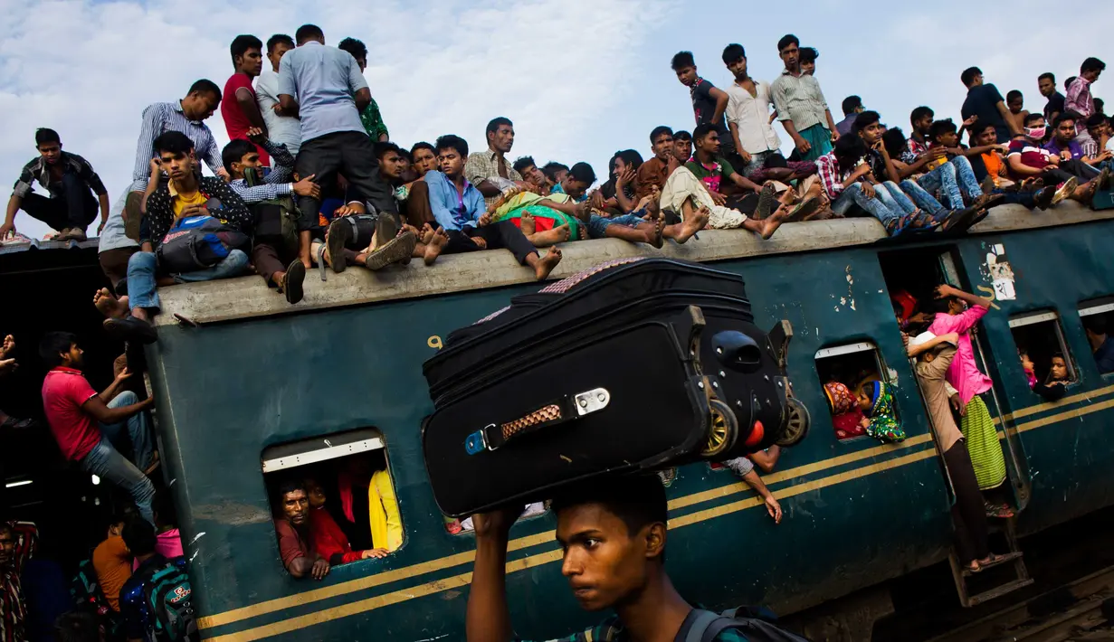 Warga muslim Bangladesh berdesakan untuk naik kereta saat melakukan mudik libur Idul Adha 1438 H di Dhaka, Bangladesh (1/9). Umat Muslim dari seluruh dunia sedang merayakan Idul Adha 1438 H. (A.M. Ahad)
