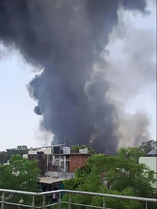Pesawat berjenis Boeing 787-8 Dreamliner tersebut membawa 242 orang, termasuk 230 penumpang dan 12 awak. Tampak dalam Cuplikan bingkai dari video oleh @ashlovetea pada 12 Juni 2025 yang tersedia di platform Eurovision Social Newswire (ESN) melalui AFPTV menunjukkan gumpalan asap mengepul setelah pesawat Air India 171 jatuh di dekat bandara di Ahmedabad, India. (Foto oleh @ashlovetea/berbagai sumber/AFP)