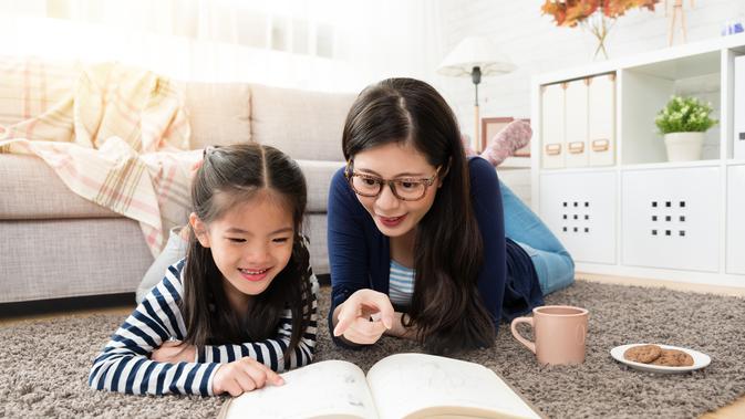 ilustrasi ibu dan anak/copyright By PR Image Factory from Shutterstock