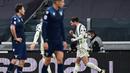 Gelandang Juventus, Adrien Rabiot (kanan) melakukan selebrasi usai mencetak gol penyeimbang 1-1 ke gawang Lazio dalam laga lanjutan Liga Italia 2020/21 di Allianz Stadium, Turin, Sabtu (6/3/2021). Juventus menang 3-1 atas Lazio. (AFP/Miguel Medina)