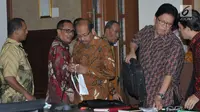 Irman dan Sugiharto meninggalkan ruangan usai menjalanai sidang vonis di Pengadilan Tipikor Jakarta, Kamis (20/7). Sementara Sugiharto, dituntut pidana lima tahun penjara dan denda Rp400 juta subsider enam bulan kurungan. (Liputan6.com/Helmi Afandi)
